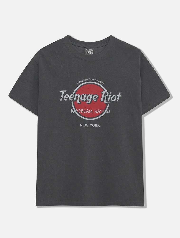 TEENAGE RIOT PIGMENT GRAPHIC T-SHIRT (CHACOAL)